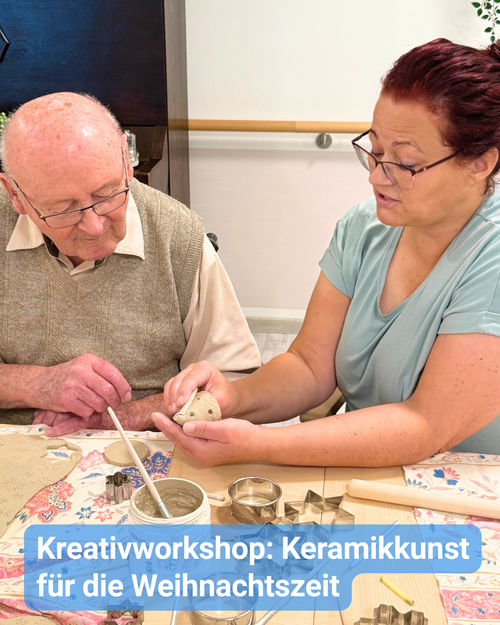 Eine Frau mittleren Alters gestaltet Keramik mit einem älteren Herrn. Sie stellen dekorative Objekte her. Bildbeschriftung: “Kreativworkshop: Keramikkunst für die Weihnachtszeit”