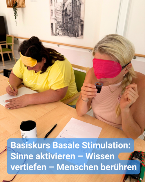 Zwei Frauen mit Schlafmasken beim Sinneserlebnis an einem Tisch. Text: 'Basiskurs Basale Stimulation: Sinne aktivieren – Wissen vertiefen – Menschen berühren'.