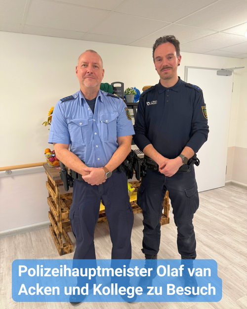 Zwei Polizisten in Uniform. Bildbeschriftung: „Polizeihauptmeister Olaf van Acken und Kollege zu Besuch“