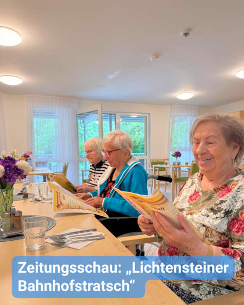 Drei Seniorinnen lesen gemeinsam Zeitungen am Tisch. Bildunterschrift: Zeitungsschau: „Lichtensteiner Bahnhofstratsch“